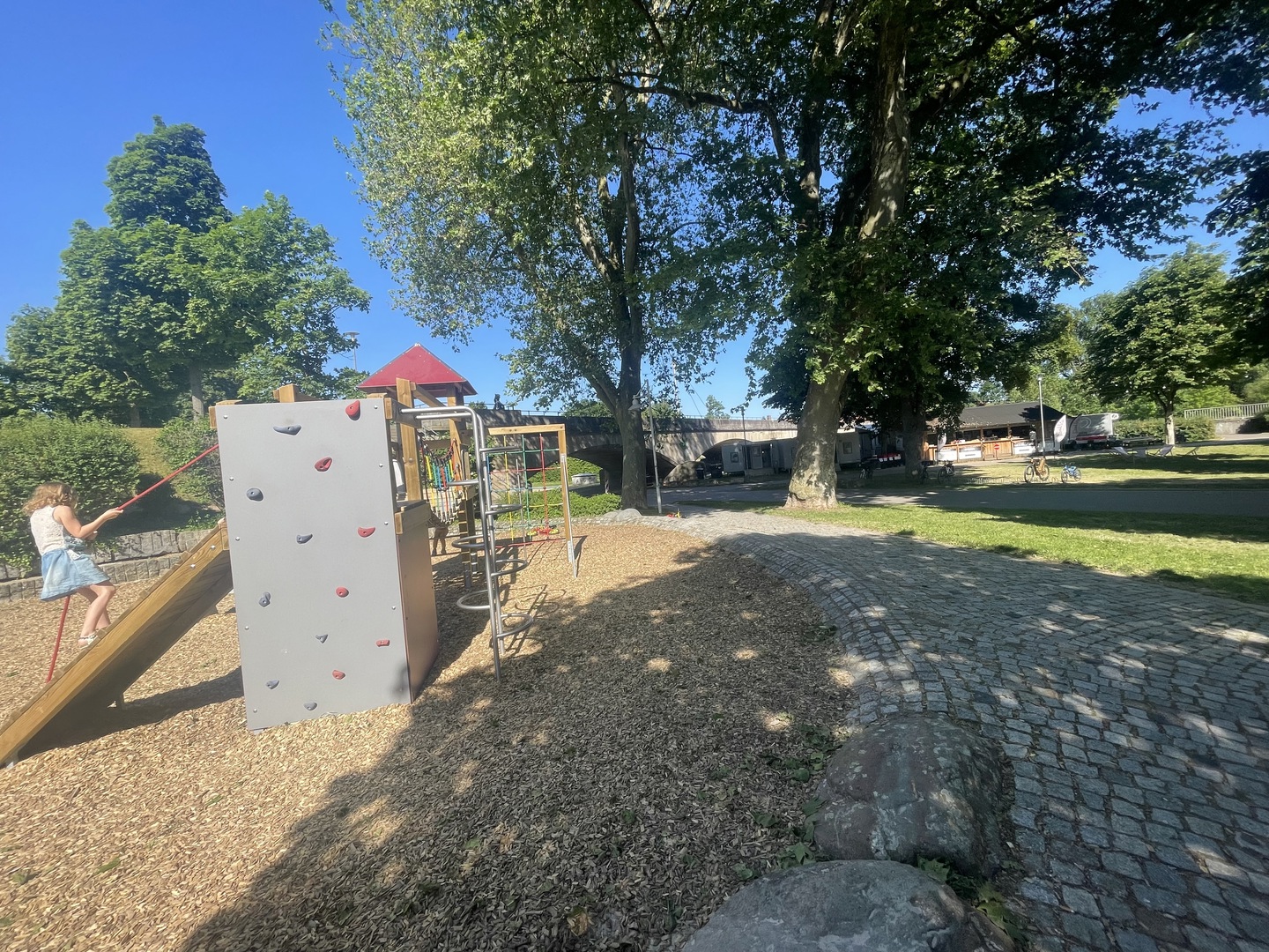 Spielplatz am Schwanengarten Neckartaiflingen - Galeriebild 5